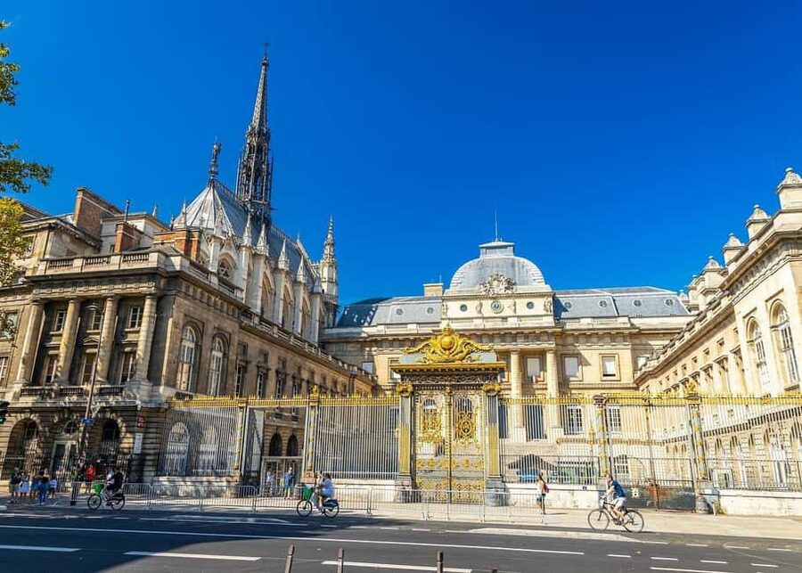 Paris: Notre-Dame Cathedral Guided Tour with Standard Entry - Standard entry and security checks: how to avoid wasting your 1 hour