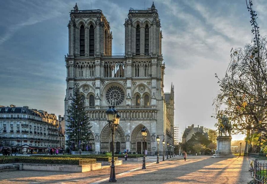 Paris: Notre Dame Guided Tour with Reserved Access option - Two tour styles: reserved entry inside vs exterior walk