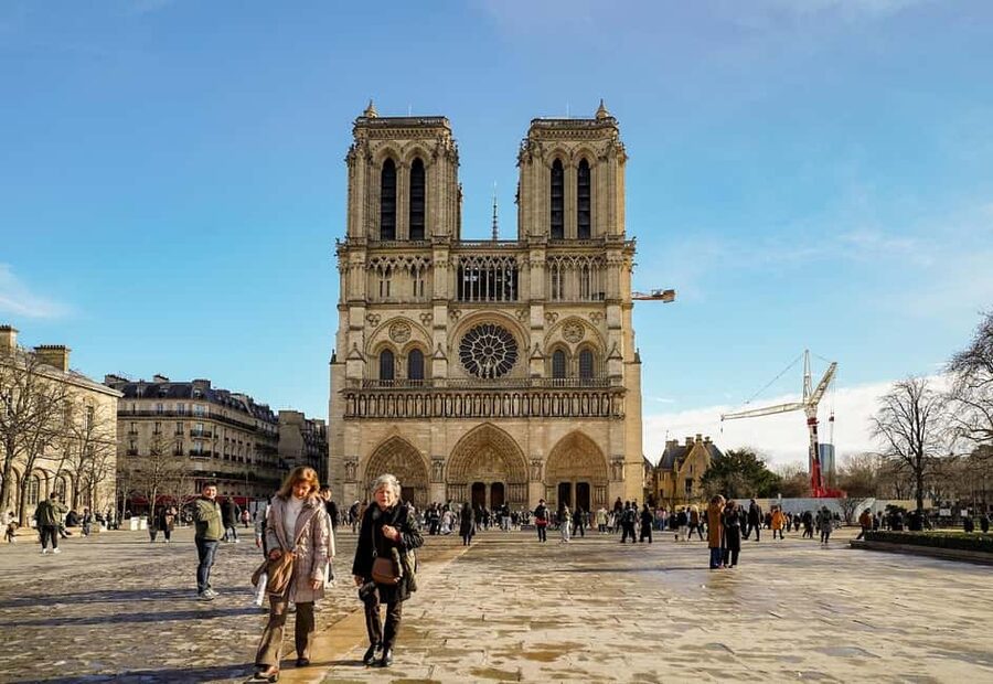 Paris: Notre-Dame Interior and Ile de la Cité Guided Tour - Entering Notre-Dame: portals, galleries, stained glass, and the 2019 rebuild