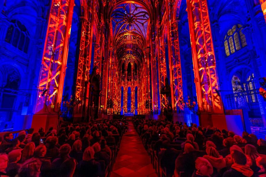Paris: Nouveau spectacle Son et lumière - LUMINISCENCE - Le son en deux couches: voix live et bande enregistrée