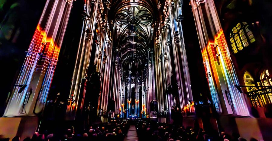 Paris: Nouveau spectacle Son et lumière - LUMINISCENCE - Vos places: Platinum, Or, Argent dans la nef