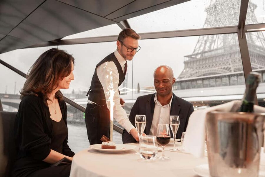 Paris : NYE Special Diner Cruise on the Seine River - Getting to the Bateaux Mouches Pier Near Pont de l’Alma