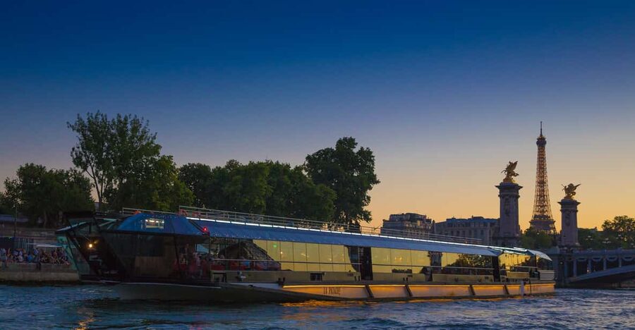 Paris : NYE Special Diner Cruise on the Seine River - The Seine Route: Ile de la Cité, Bridges, and Quays You Can Actually See