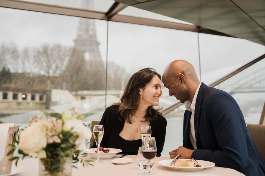 Paris : NYE Special Diner Cruise on the Seine River - Eiffel Tower Photos: Timing, the Upper Deck, and Best-Use Tips