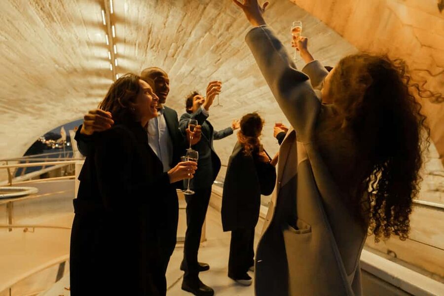 Paris : NYE Special Diner Cruise on the Seine River - Price and Value: Is $542 per Person Worth It?