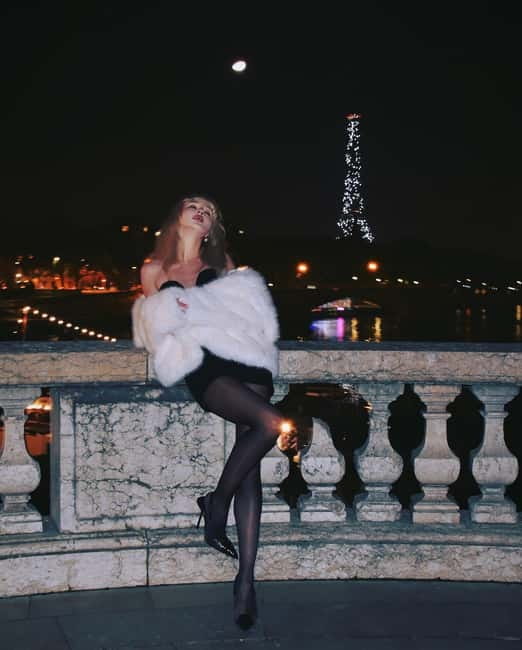 Paris: Old Money Photo Shoot with Outfits and Accessories - Choosing vintage outfits and accessories before you arrive