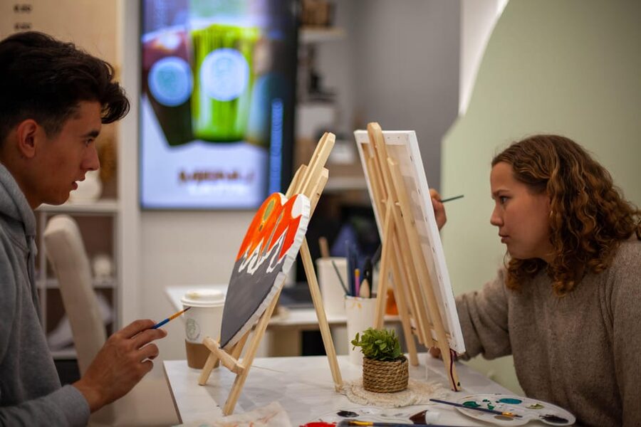 Paris : Painting experience in an art cafe - Who should book (and who might not love this format)