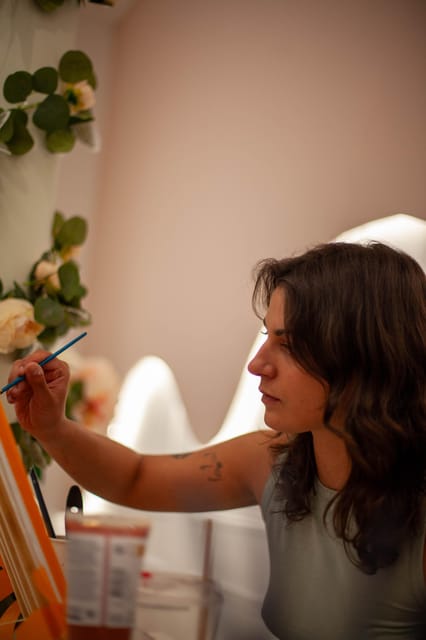 Paris : Painting experience in an art cafe - Your 2-hour flow: from hello drink to take-home canvas