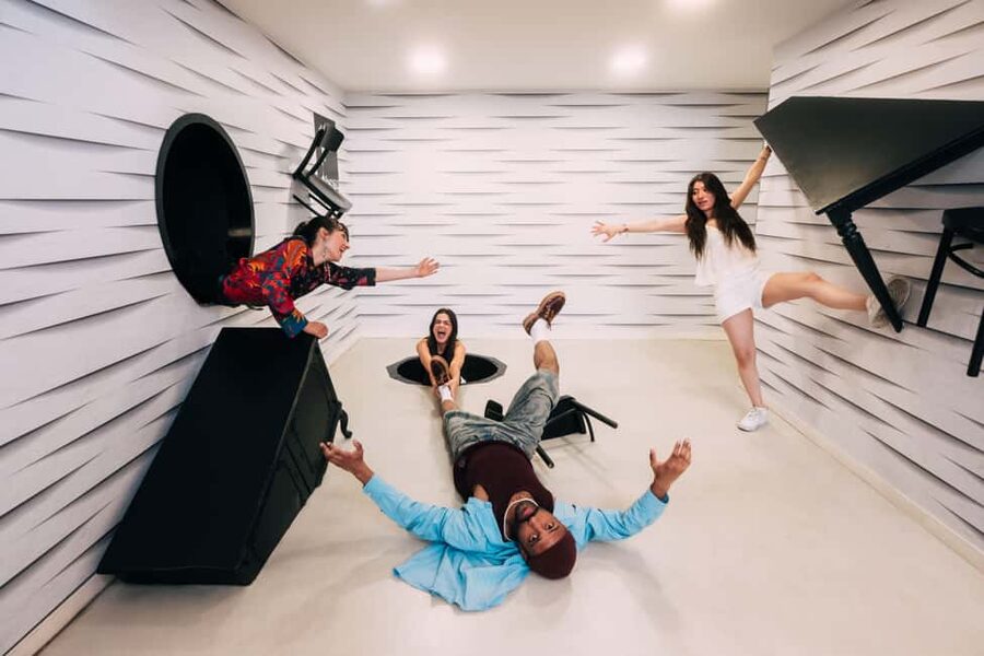 Paris: Paradox Museum Entrance Tickets - Paradox Boutique shopping: a souvenir with theme
