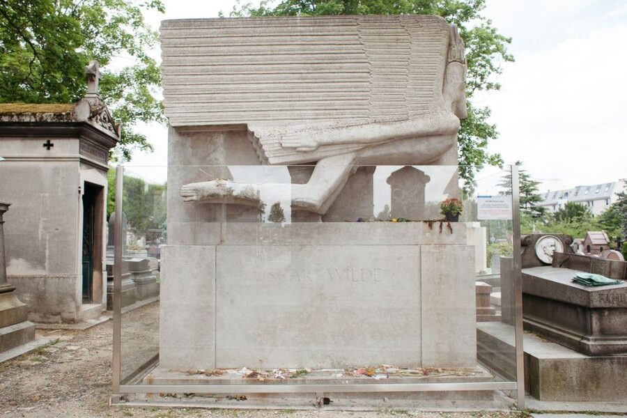 Paris: Père Lachaise Cemetery Guided Tour - 12 guests 2,5h - 20th-century Paris stories you can walk through