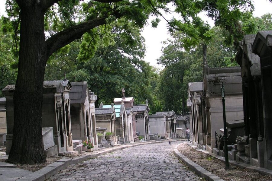 Paris: Père Lachaise Cemetery Guided Tour - 12 guests 2,5h - Group size, languages, and guide style that keeps you engaged