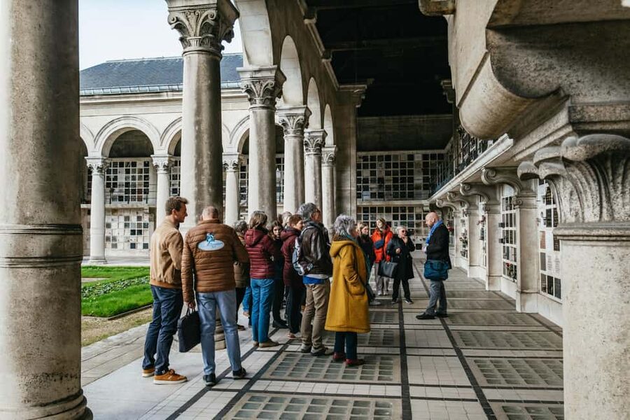 Paris: Pere Lachaise Cemetery Guided Tour - Molière and La Fontaine: comedy and literature in stone
