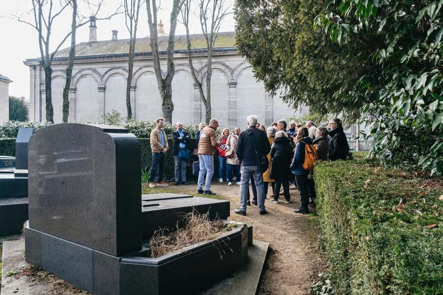 Paris: Pere Lachaise Cemetery Guided Tour - Chopin, Jim Morrison, and Oscar Wilde: when modern fame meets old ritual