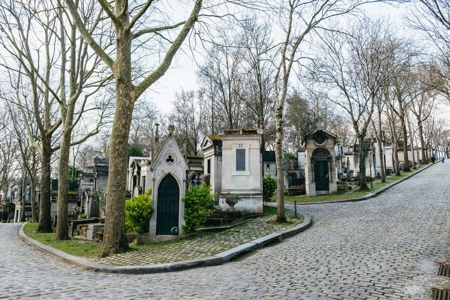 Paris: Pere Lachaise Cemetery Guided Tour - Language reality: French-only tours and how to handle it