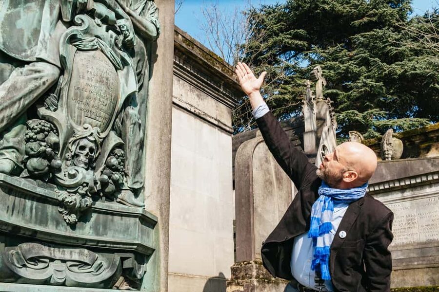 Paris: Pere Lachaise Cemetery Guided Tour - Your guide, the humor, and why it changes everything