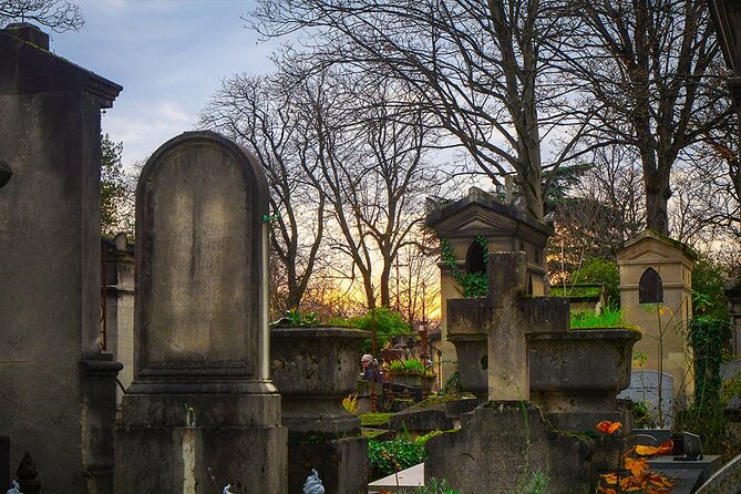 Paris Pere Lachaise Cemetery Small Group Guided Tour - Meeting Point at 28 Bd de Ménilmontant: Easy Start, Simple End