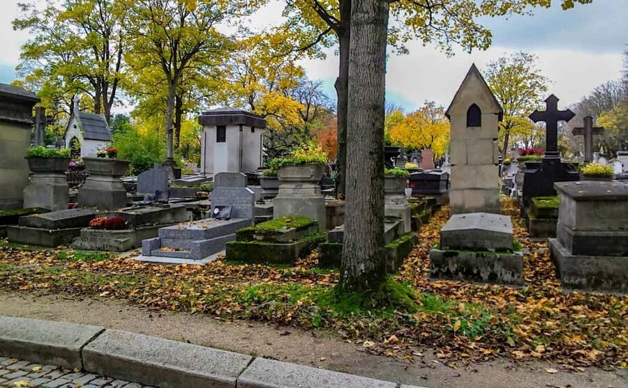 Paris: Père Lachaise Cemetery Visit with Seine River Cruise - Why this pairing works: walking stories, then river views