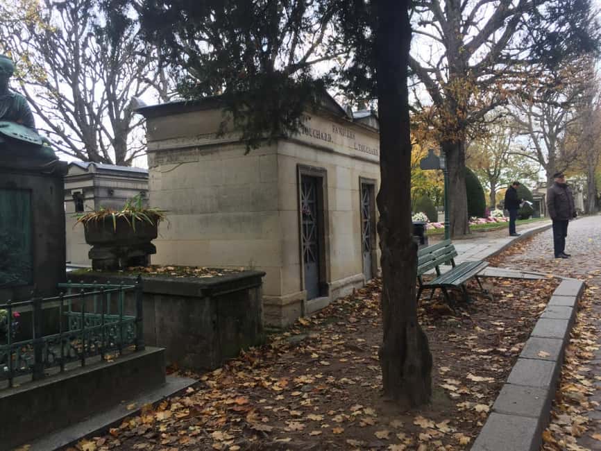 Paris: Père Lachaise Cemetery Visit with Seine River Cruise - The audio guide app: how to get the most out of it
