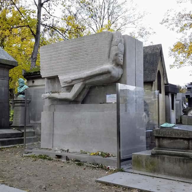Paris: Père Lachaise Cemetery Visit with Seine River Cruise - Père Lachaise Cemetery: what you’ll actually experience on the ground