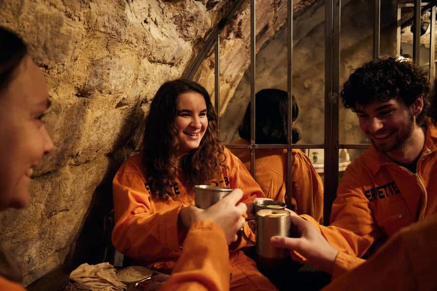 Paris : Perpette, l'expérience immersive - Perpette’s 1960s jail at 13 rue Dussoubs: what you walk into