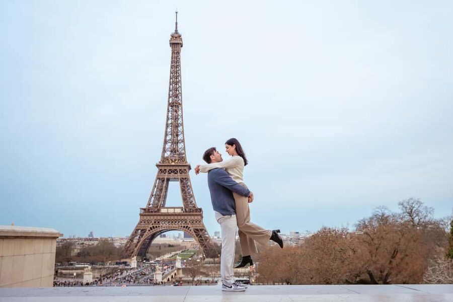 Paris photographer 1 hour near the Eiffel Tower or in Paris - The One-Hour Flow: How the Session Stays Fun and Not Chaotic