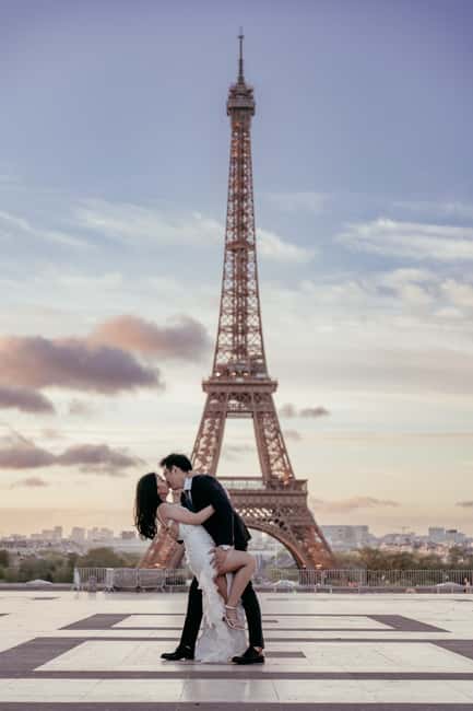 Paris: Premium Professional Photo Shoot - A one-hour Eiffel Tower photo shoot built around your vision