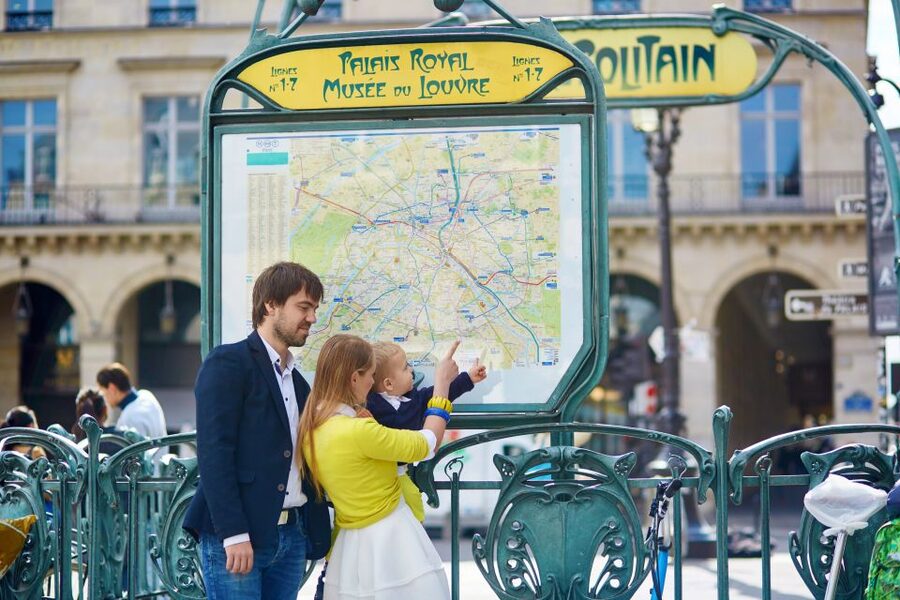 Paris: Private Family Tour, Highlights and Museum Visit - Notre Dame exterior storytelling: the 10-minute stop that still sticks