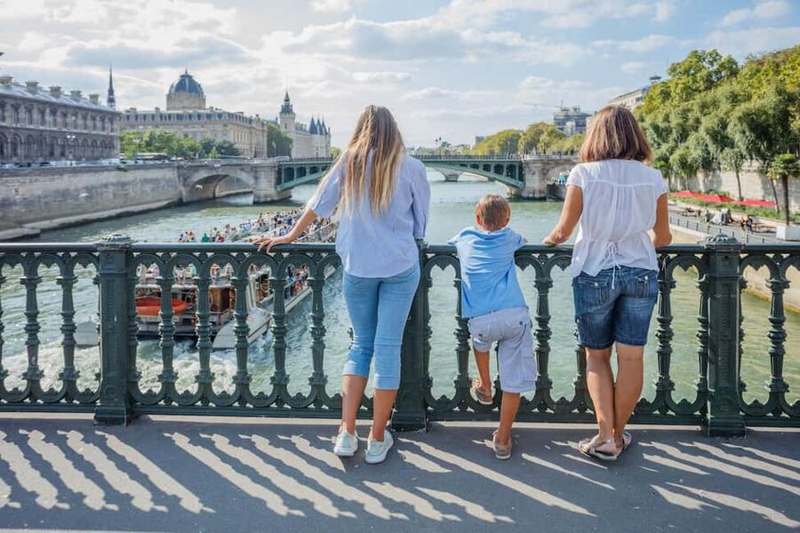 Paris: Private Family Tour, Highlights and Museum Visit - Musée de l’Évolution by metro: dinosaurs and mammoths (Full Option Only)