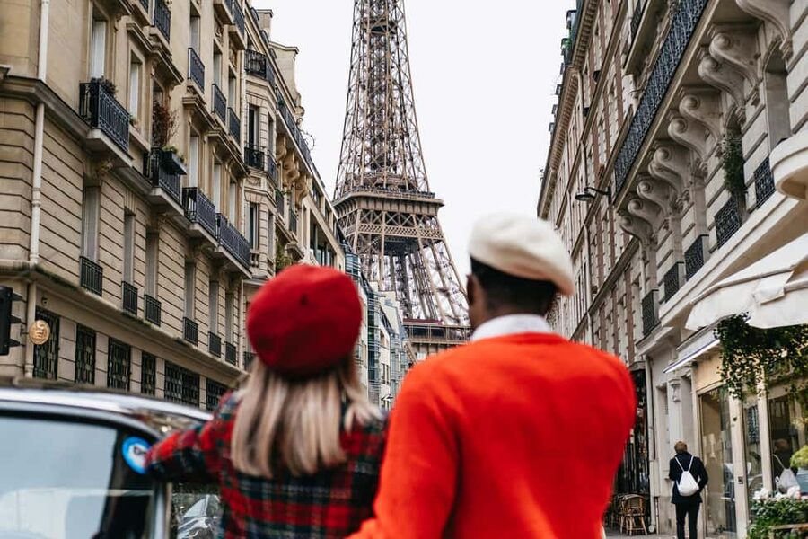 Paris: Private Guided City Tour in a Traction Avant or DS 21 - Arc de Triomphe and Eiffel Tower: short photo stops done right