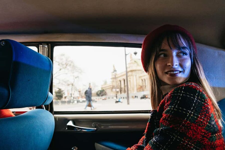 Paris: Private Guided City Tour in a Traction Avant or DS 21 - Notre-Dame area and Sacré-Cœur: the views and the realities of street closings