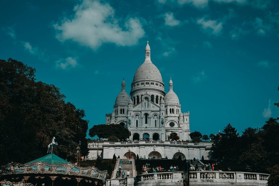 Paris : Private Montmartre highlights Walking Tour - Meeting at Place Blanche (Metro 2) and How It Gets Going Fast