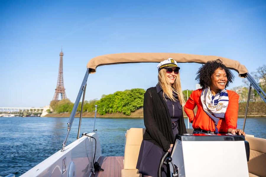 Paris: Private Small Boat Cruise with Rosé and Macarons - Rosé, macarons, and comfort on a boat limited to 6