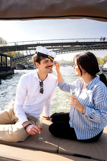 Paris: Private Small Boat Cruise with Rosé and Macarons - Guides and captains: what kind of hosting to expect