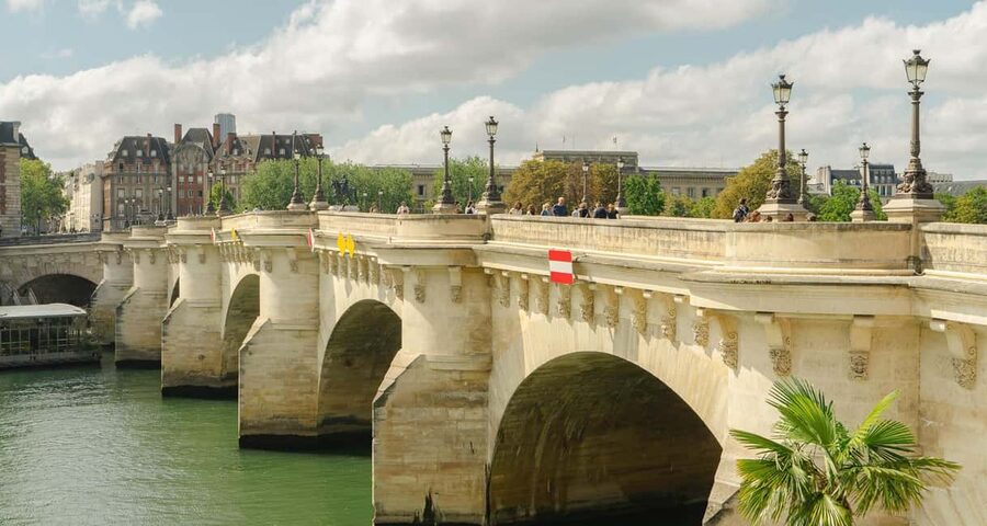 Paris: Private Walking Guided Tour of City's Highlights - Meeting at Parvis Notre-Dame and building a smart route