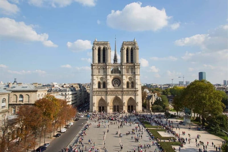 Paris: Private walking tour - Latin Quarter and Center! - Following the Seine: Pont Neuf and the art of seeing a city in motion
