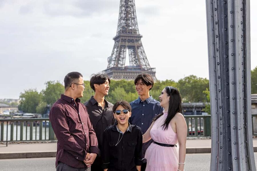 Paris: Professional Photoshoot - English-speaking photographer: Fraser Vincent’s style and pace
