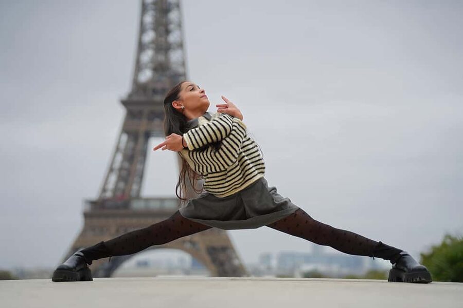 Paris: Professional Photoshoot by the Eiffel Tower - What the Photographer Does With You (And Why It Feels Easy)