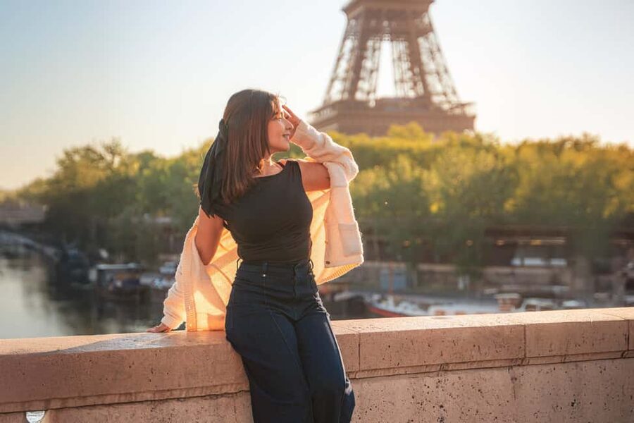 Paris: Professional Photoshoot with the Eiffel Tower - What 30 to 60 minutes feels like in real life