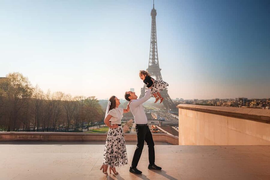 Paris: Professional Photoshoot with the Eiffel Tower - Posing help that makes shy people relax fast