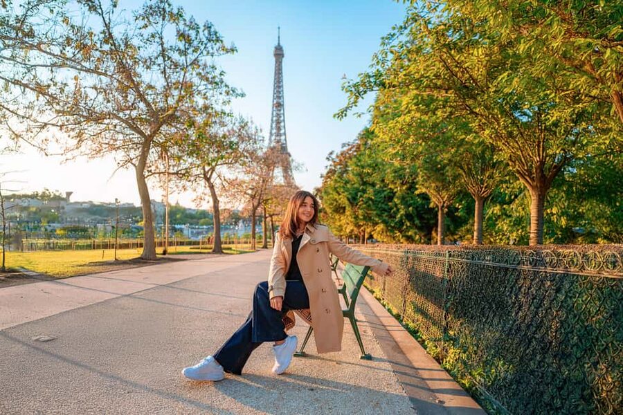 Paris: Professional Photoshoot with the Eiffel Tower - Shared vs Private: picking the right option for your group