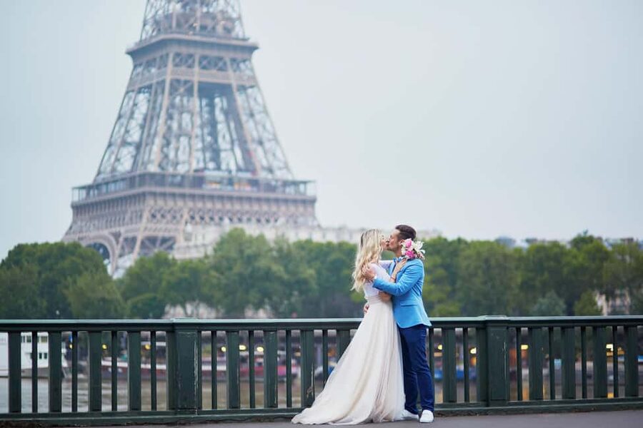 Paris: Romantic Couple Photoshoot (with flower bouquet!) - Should You Book This Eiffel Tower Couple Photoshoot?