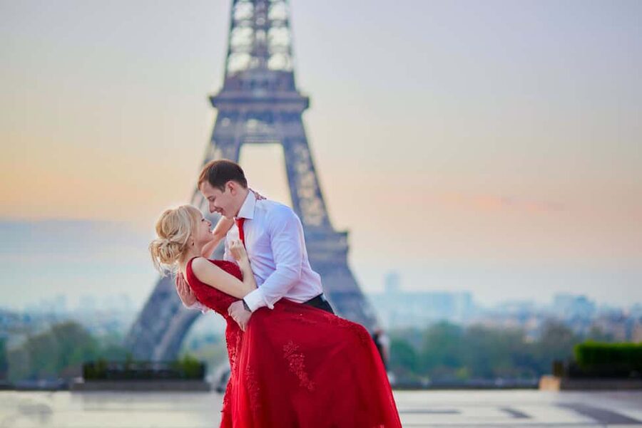 Paris: Romantic Couple Photoshoot (with flower bouquet!) - Why a 1-hour Eiffel Tower Photoshoot Can Beat a Random Photo Stop