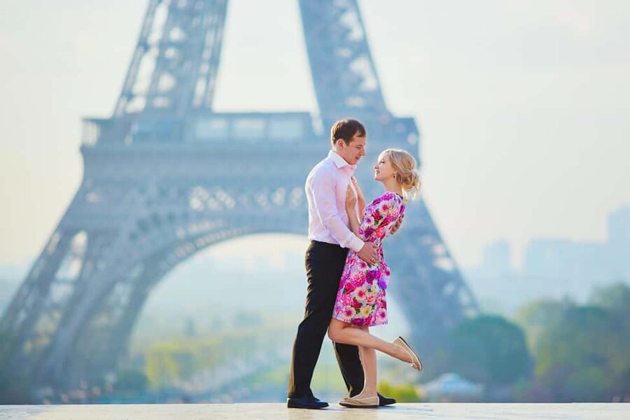 Paris: Romantic Couple Photoshoot (with flower bouquet!) - The Bouquet Prop: Simple, Flattering, and Actually Useful
