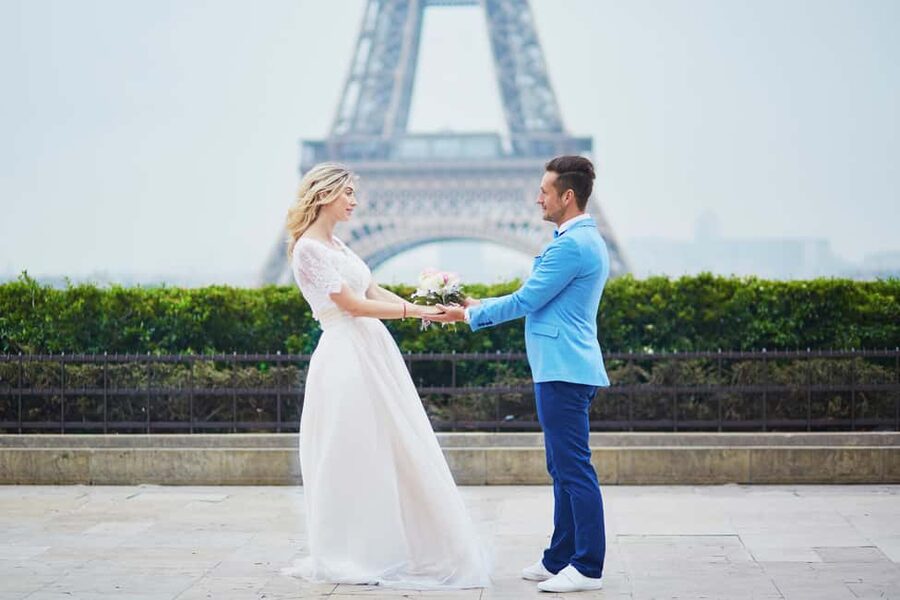 Paris: Romantic Couple Photoshoot (with flower bouquet!) - How the Photographer Gets You From Awkward to Effortless