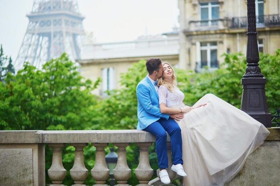 Paris: Romantic Couple Photoshoot (with flower bouquet!) - Your Photo Delivery: 48-Hour Gallery and the 50-Image Promise