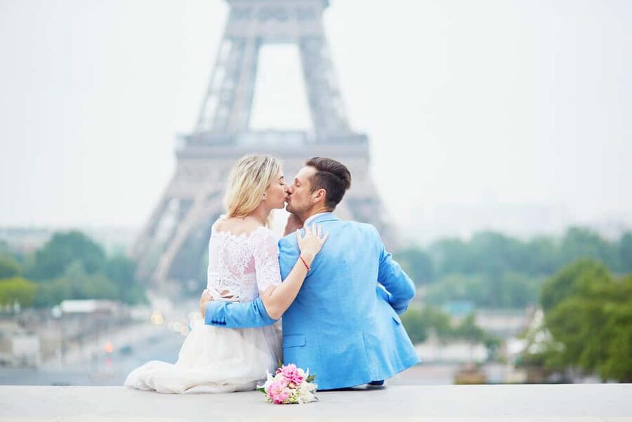 Paris: Romantic Couple Photoshoot (with flower bouquet!) - Where You Meet: City of Architecture and Heritage Steps