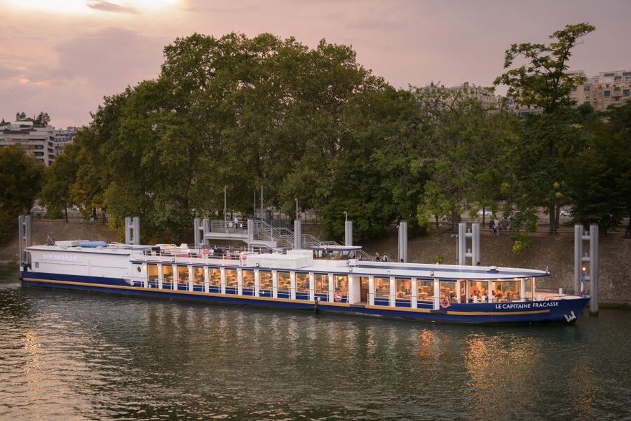 Paris: Romantic Cruise with 3-course Dinner on Seine River - Getting on board: where you’ll meet and how to avoid stress