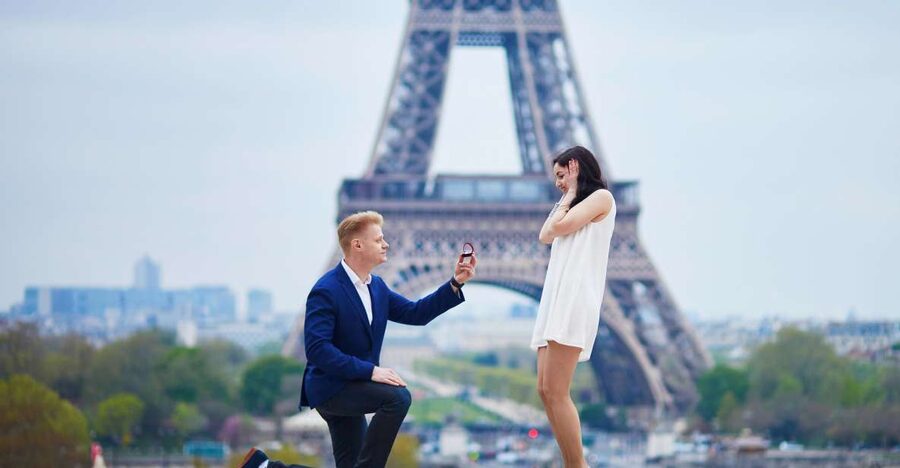Paris: Romantic Photoshoot for Couples - Getting to 8 Port de Suffren and lining up with your photographer