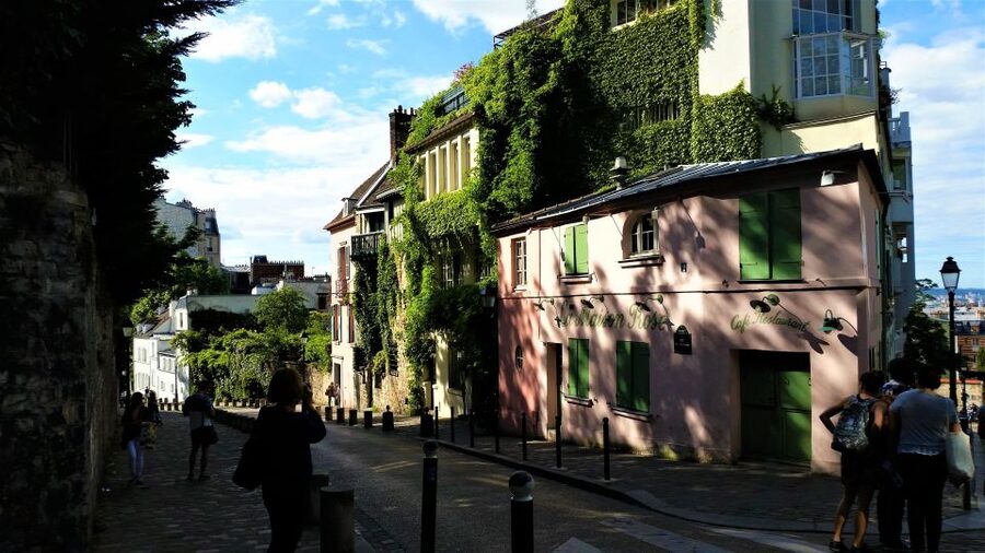 Paris: Sacré-Coeur and Montmartre Tour with Expert Guide - Getting Oriented at Carrousel de Saint-Pierre