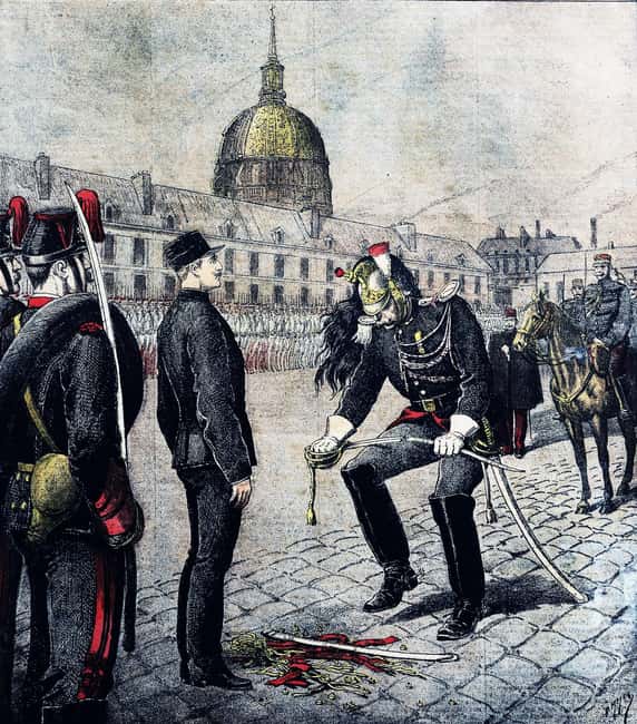 Paris : Scandals Guided Walking Tour - Place Vendôme Finish: A Strong Ending Point